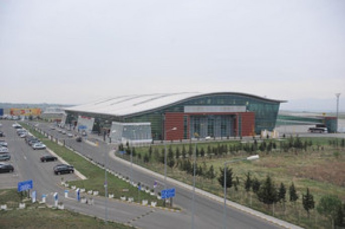 Bakıdan Tbilisiyə uçan təyyarə bir saata yaxın eniş edə bilməyib