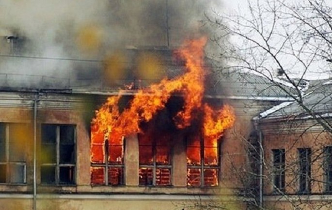Məcburi köçkünlərin məskunlaşdığı yataqxana yanır - Bakıda