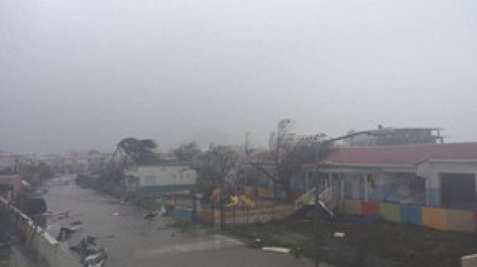 "İrma" qasırğası dünyanın ən təhlükəli hava limanını dağıtdı - VİDEO