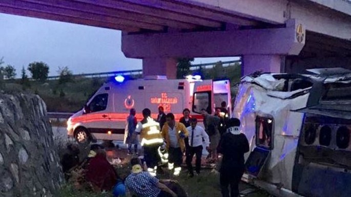 Avtobus körpüdən aşdı: 48 nəfər yaralanıb - FOTO