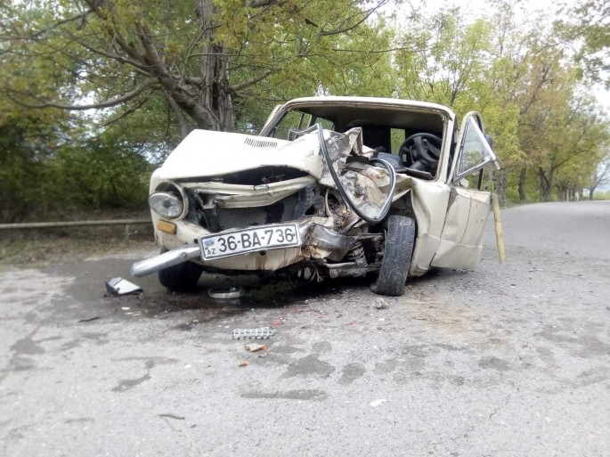 Oğuzda avtomobil ağaca çırpılıb bu hala düşdü, xəsarət alanlar var - FOTO - VİDEO