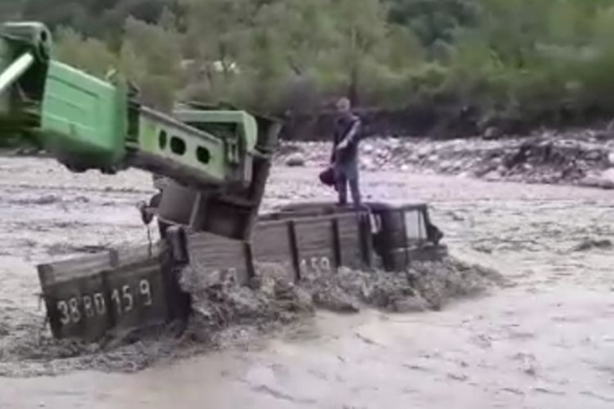Sel 2 avtomobili apardı, insanlar suyun ortasında qaldı - FOTO