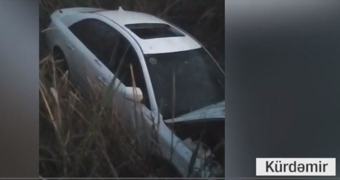 Kürdəmirdə sürücünün yatması nəticəsində maşın su kanalına düşüb - VİDEO