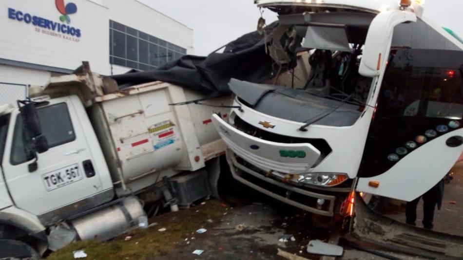 Kolumbiyada avtobus yük maşınına çırpıldı: 2 ölü, 34 yaralı - VİDEO