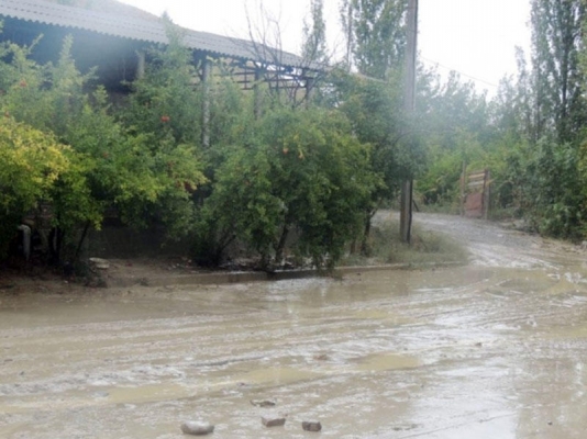 Güclü sel Qusarda yolu bağladı