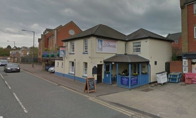 Avtomobil əyləncə mərkəzinin olduğu binaya çırpıldı: azı 1 ölü, 3 yaralı