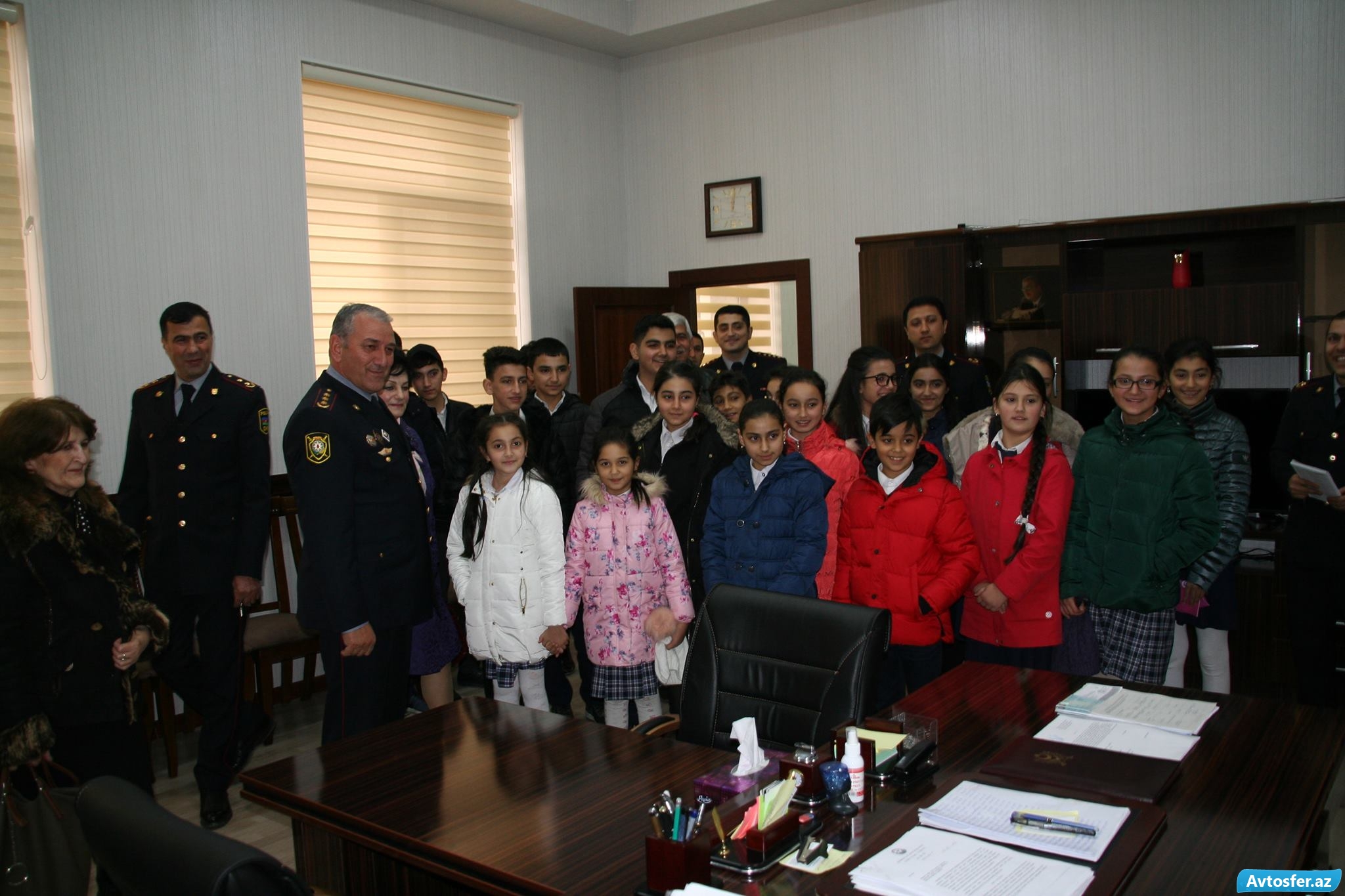 Şagird rəisin kreslosunda oturub “mən rəis olacam” dedi - FOTO