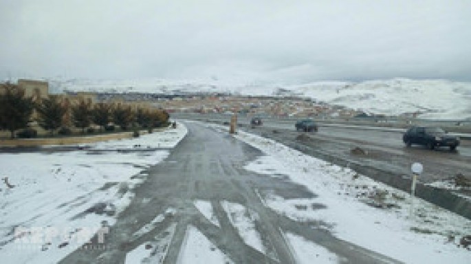 Qar Şamaxı yolunda nəqliyyatın hərəkətində çətinliklər yaradıb – VİDEO