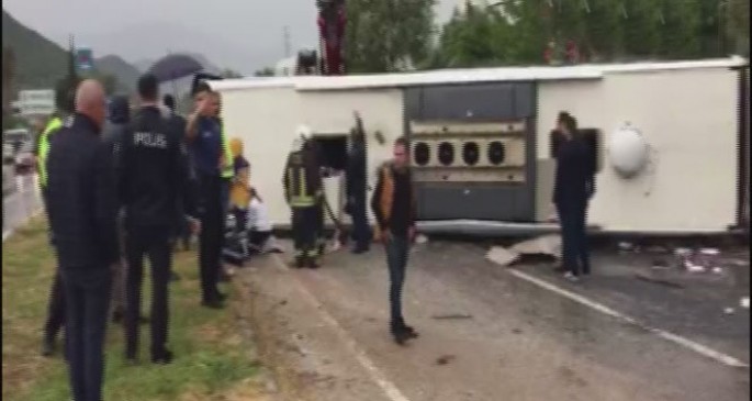 Yağışlı havada idarəetmədən çıxan avtobus aşdı: 2 ölü, 12 yaralı - VİDEO