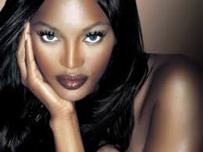 Naomi Kempbell metroya yarıçılpaq mindi - FOTO