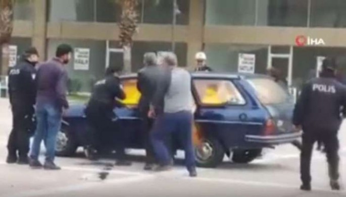 Dəhşətli hadisə: Avtomobilinin qapısını bağlayıb özünü yandırdı - VİDEO