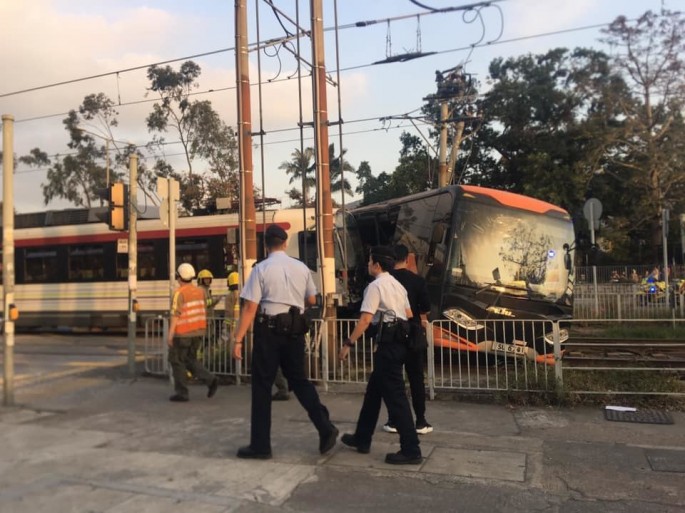 Qatar avtobusla toqquşdu: azı 30 yaralı - FOTO