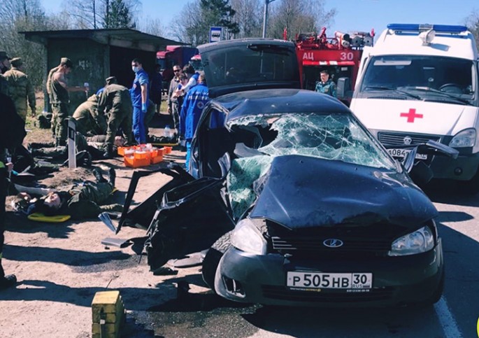 Qayda pozan “Lada” “Land Rover”lə toqquşdu; 5 nəfər ağır yaralandı – FOTO + VİDEO
