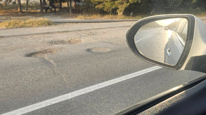Sumqayıtın mərkəzi küçəsində vəziyyət; yolda çuxurlar var, amma xətləmə işi görülüb - FOTO 