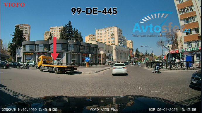 Yolun ortasında müştəri gözləyən evakuator sürücüsü görünüşü məhdudlaşdırıb - VİDEO