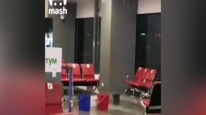 Aeroportun gözləmə zalı yağış suları altında qaldı   - VİDEO