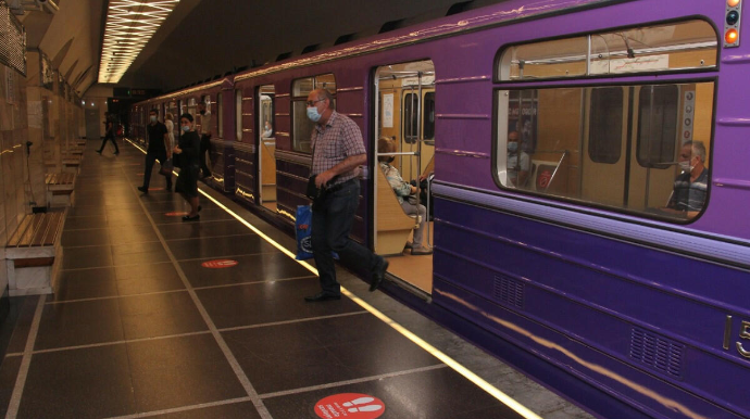 Bakı metrosunda HƏYƏCANLI ANLAR - Orta yaşlı kişi sərnişin... 