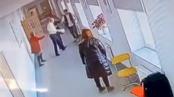 Direktor müavini xadiməni döydü - ANBAAN GÖRÜNTÜLƏR   - VİDEO