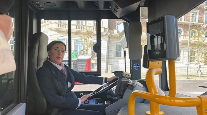 Две женщины приступили к работе водителями автобусов на маршрутах 140 и 141 Е 