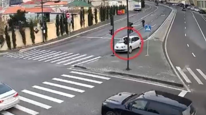 Öz-özünə hərəkət edən maşın svetoforu vurub aşırdı - Sürücü arxasınca qaçdı - VİDEO 