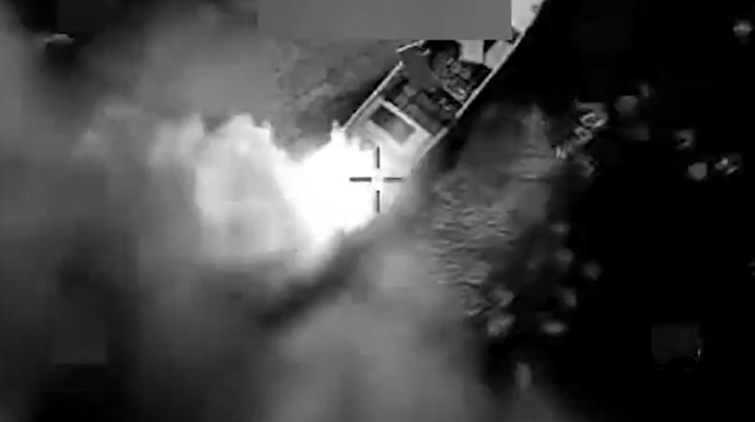 ABŞ daha bir gəmini vurdu - Ölənlər var - VİDEO