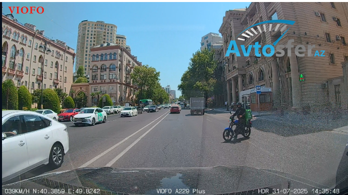 "Qeybdən" gələn moped sürücüsü yola qəfil çıxaraq təhlükə yaratdı - VİDEO