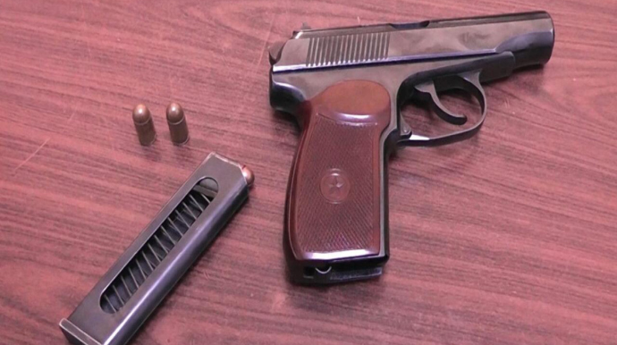 Həbsdə olan şəxsin evindən tapança götürülüb 