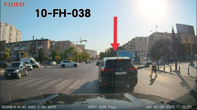 В Баку водитель неправильно остановил автомобиль и перекрыл дорогу пешеходу - ВИДЕО 