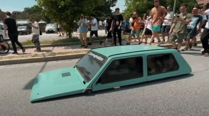 Dünyanın ən alçaq avtomobili - Uzanaraq idarə edilir - FOTO