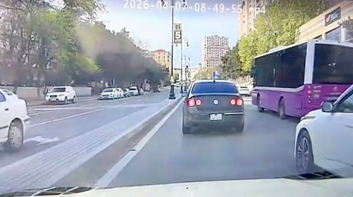 Sol zolaqdakı maşını sıxışdırıb qəza şəraiti yaratdı - 77-VF-202   - VİDEO