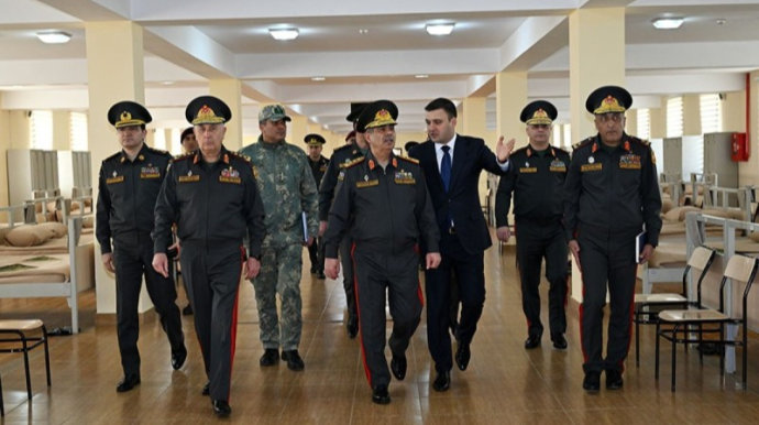 Müdafiə nazirinin yanındakı general kimdir? - DOSYE   - FOTO