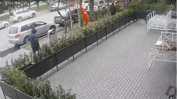 Bakıda Türkiyə bayrağının ipini kəsdi  - Polis araşdırma aparır  - VİDEO