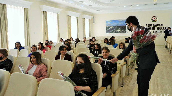 AAYDA-da qadın əməkdaşları belə təbrik etdilər - FOTO