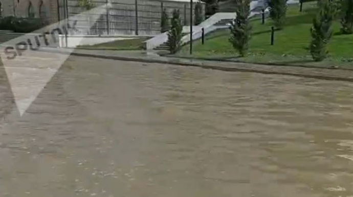 Bakıda “Ukrayna diarəsi”ni su basdı   - VİDEO