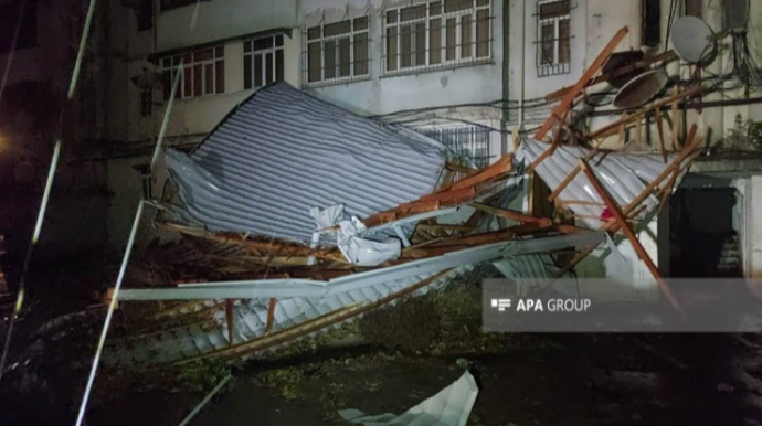 Külək kollecin damını uçurdu  - FOTO