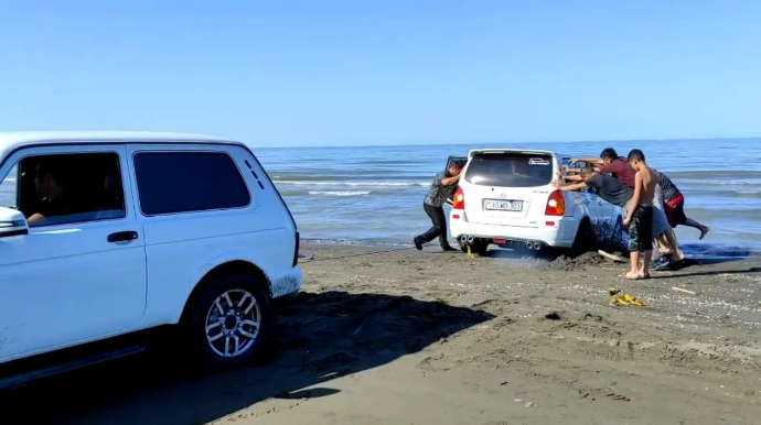 Maşınla dənizə girmək trendi: yol polisi hərəkətə keçdi - "Hyundai" suda qaldı - VİDEO 