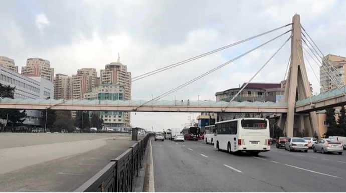 "Ayağını qoyursan, mərmər qopur"  - Təhlükə yaradan piyada keçidi - VİDEO 