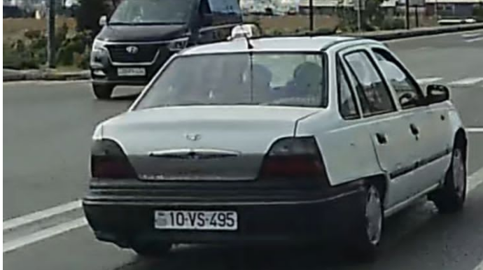 Qaydaları saymayan taksi sürücüsü: Manevr,qırmızı işıq  - VİDEO