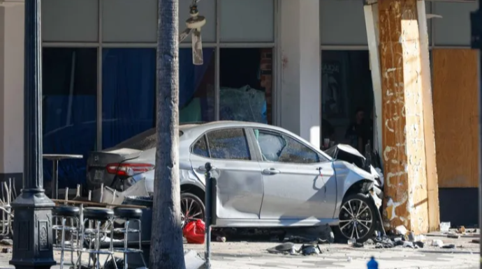 Polisdən qaçan sürücü bara girdi, ölənlər var 