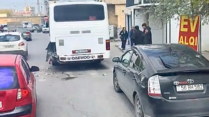 Biləcəridə “Prius” avtobusa çırpıldı   - VİDEO
