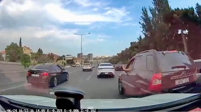 Avtomobili sıxışdırıb təhlükə yaratdı, ardınca əlini maşından çıxarıb…   - VİDEO