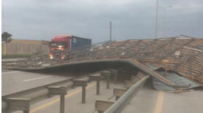 Güclü külək Bakı-Qazax magistralında yolun bağlanmasına səbəb olub  - FOTO