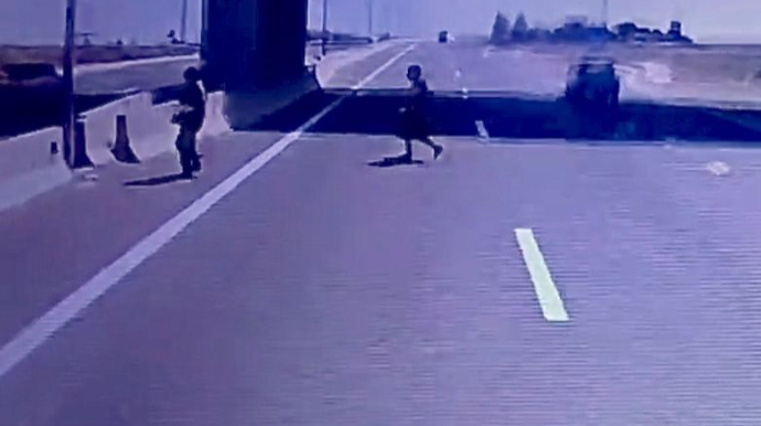 Qayda pozan qadın piyada “TIR”ın altında qalmaqdan son anda xilas oldu - VİDEO