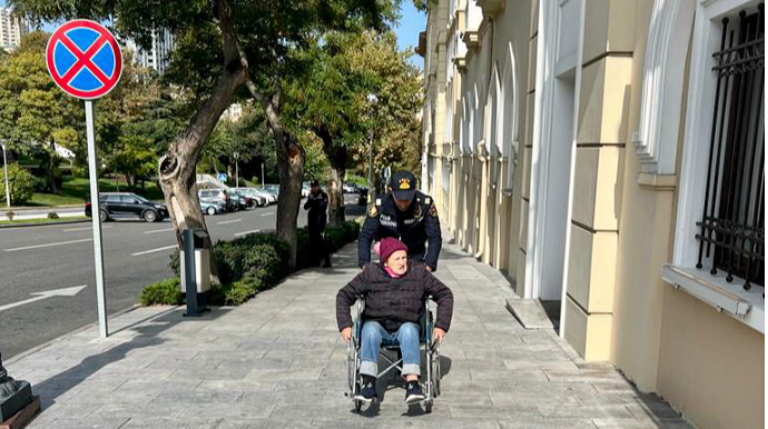 Polisin bu addımını çəkib paylaşdılar - Nazirlər Kabinetinin qarşısında - FOTO 