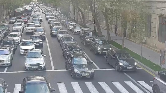 Bakının bir çox yollarında nəqliyyatın sıxlığı müşahidə edilir - SİYAHI 