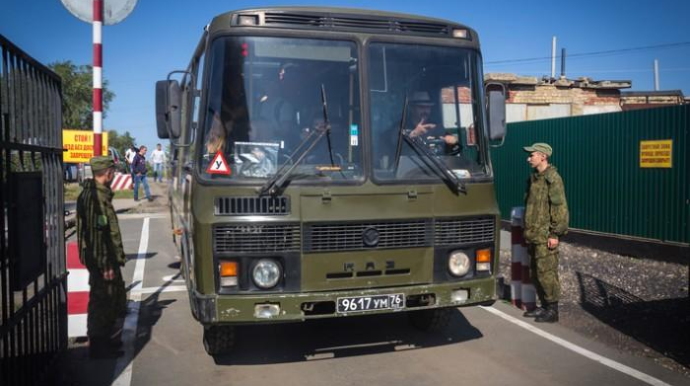 Rusiyalı hərbçiləri daşıyan avtobus aşdı - Yaralılar var 