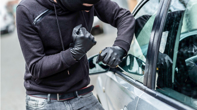 Bakıda maşından 8 min manat oğurlanıb 