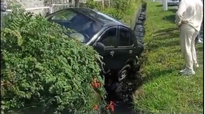 Qaxda idarəetmədən çıxan maşın su arxına düşdü    - VİDEO