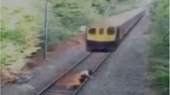 Qatar yoluna çıxan sərxoş şəxsi işçilər son anda belə xilas etdi  - VİDEO