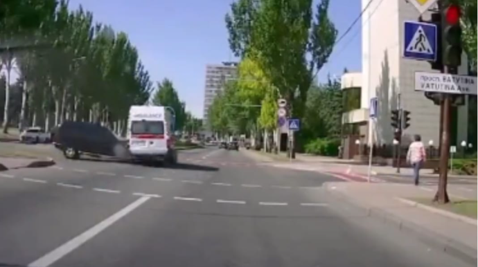 Yolayrıcında qəza:  qırmızıda keçən təcili yardım maşını belə vuruldu - ANBAAN VİDEO 